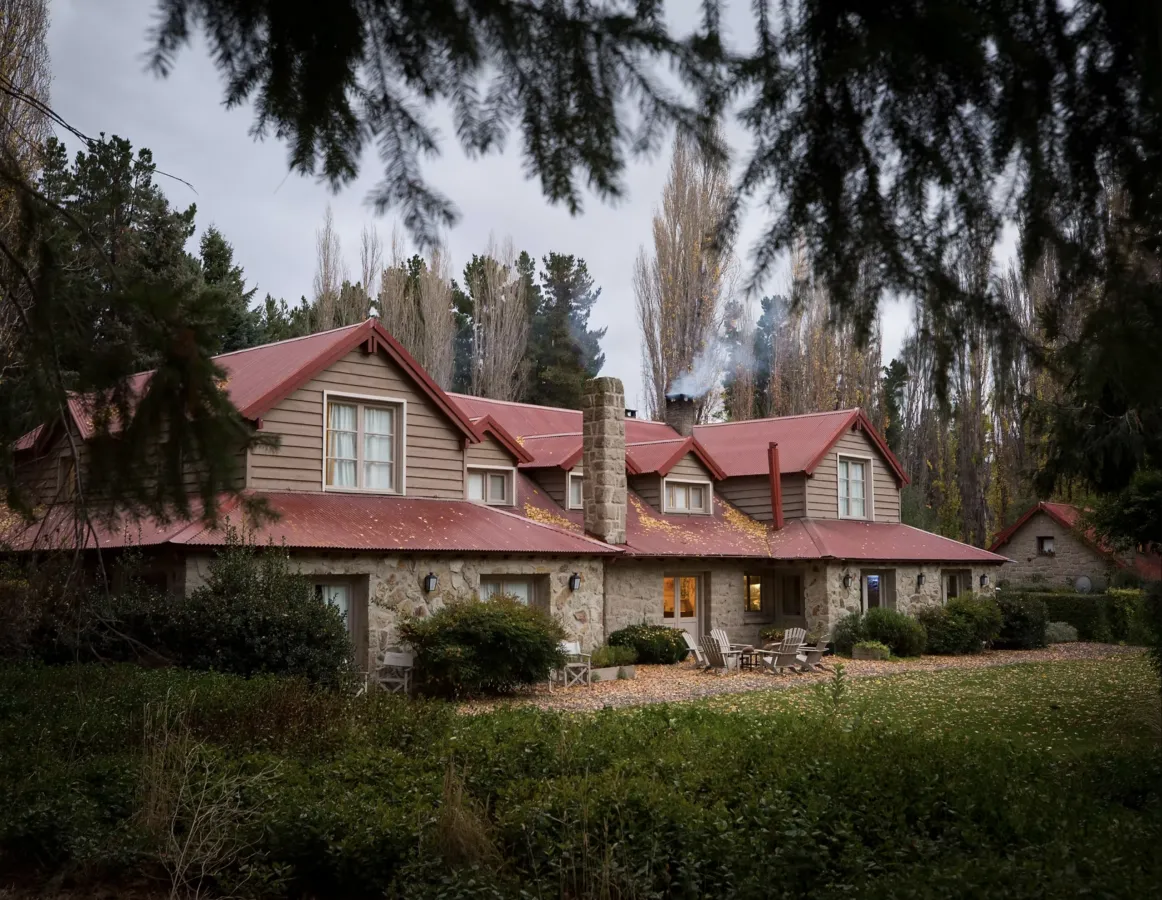 Tipiliuke Lodge background