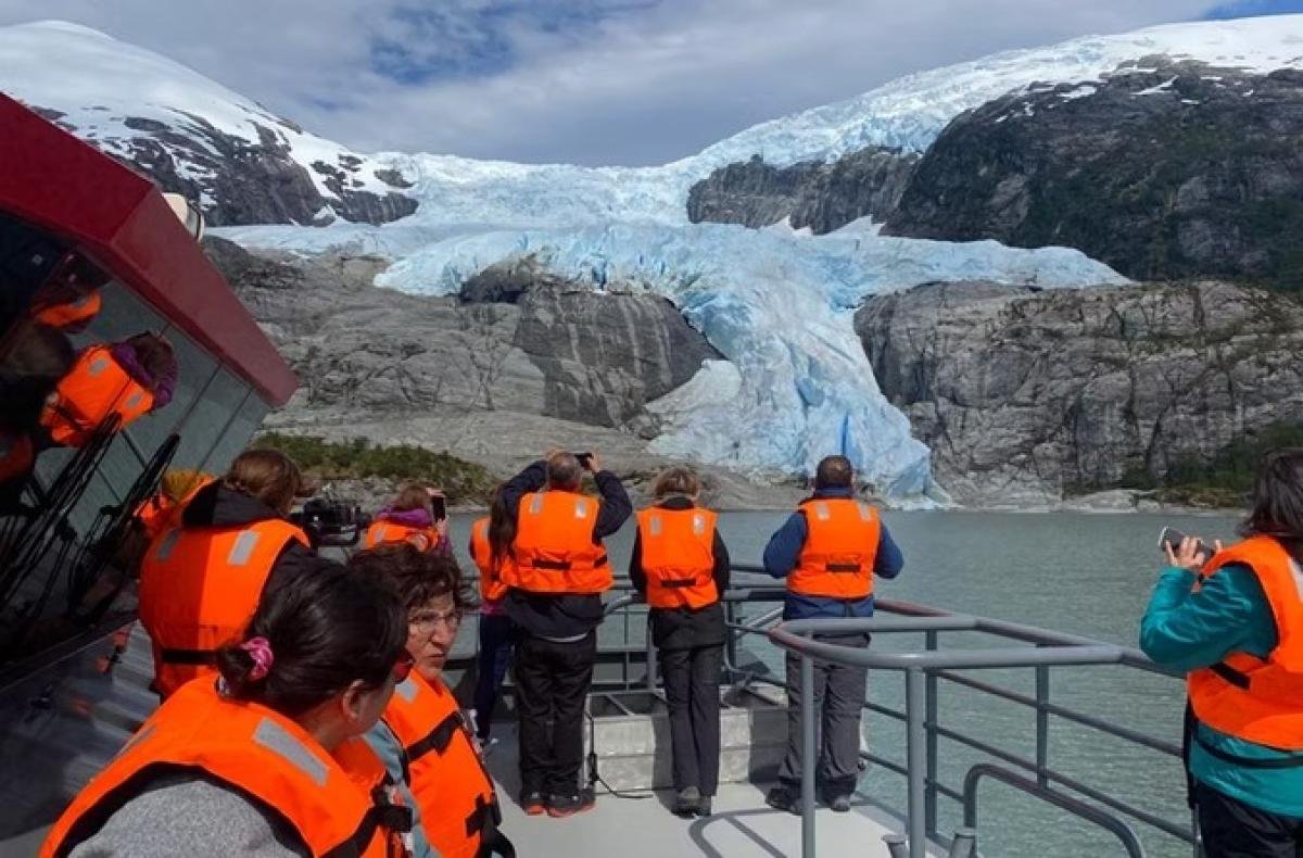 Avenue of the Glaciers Punta Arenas - Image 11