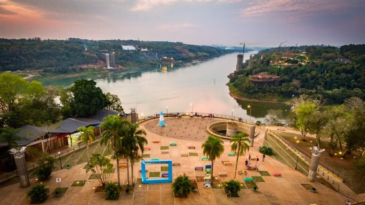 Hito-Tres-Fronteras-en-Puerto-Iguazu-Argentina