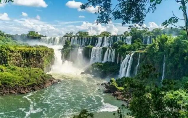 Iguazú Falls and Iberá Wetlands